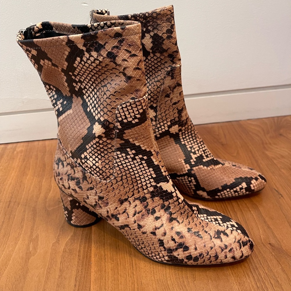 NWOT Zara Snake print Boots. Size 39. Never worn.